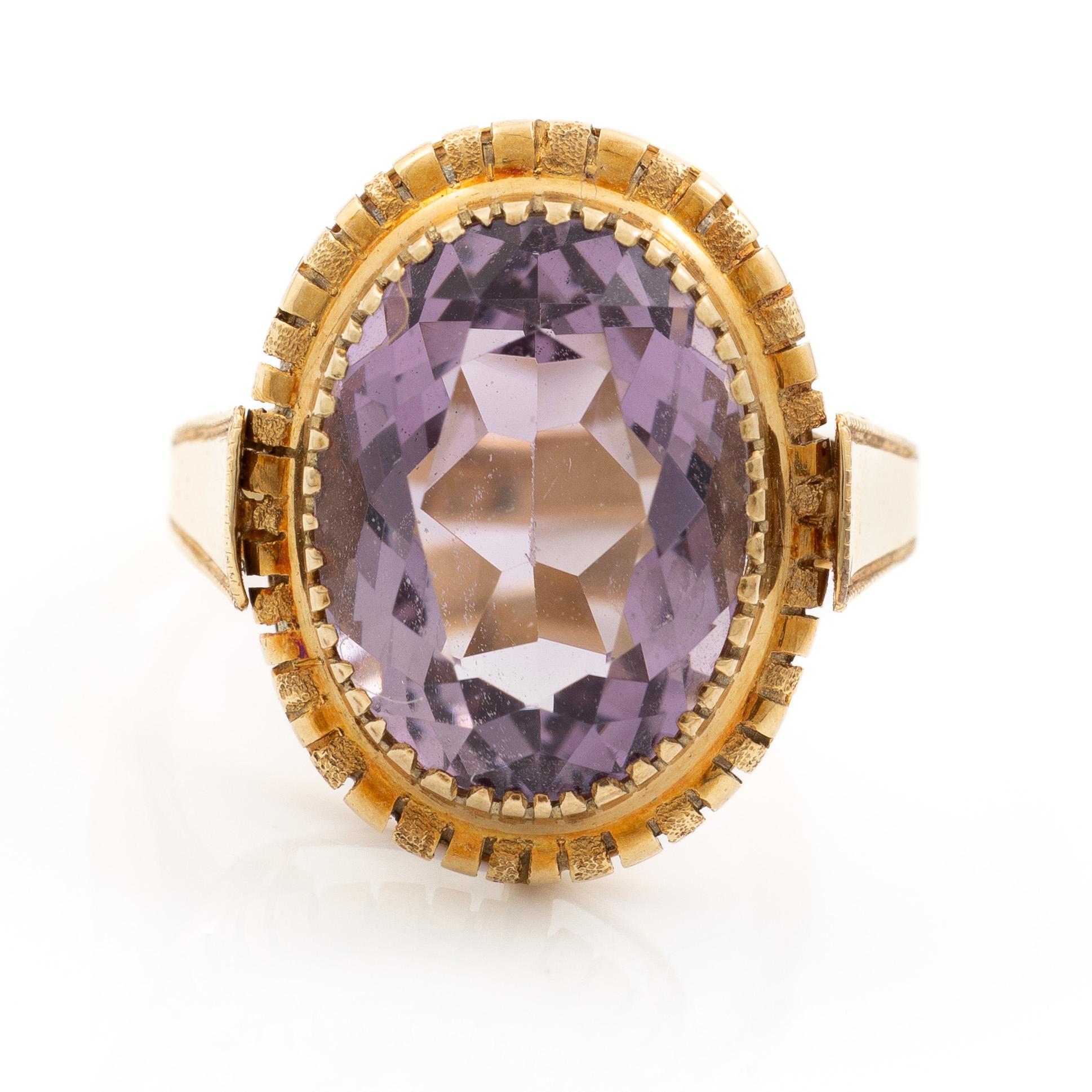 Ring, 14K gold with oval-cut amethyst.
