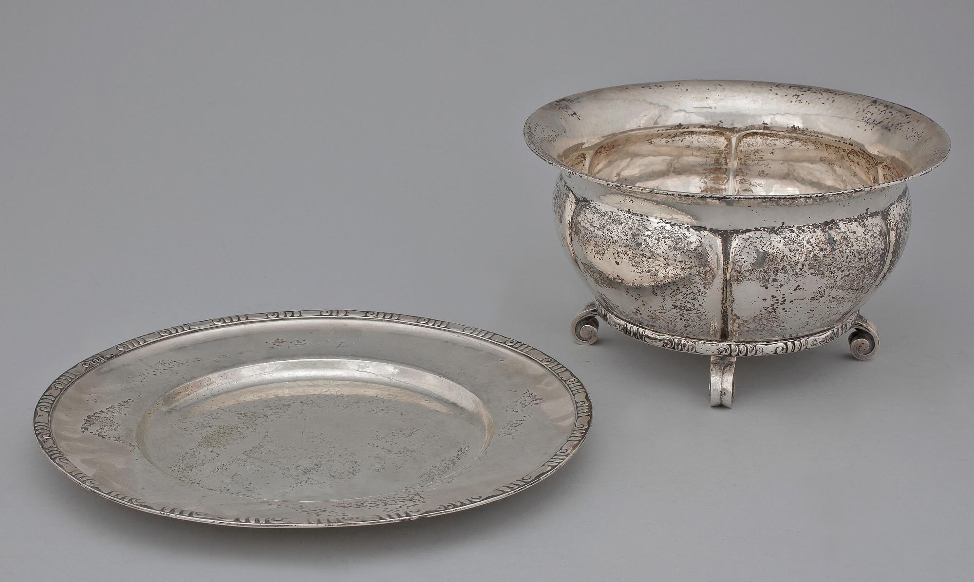 SKÅL med BRICKA, silver. K. Andersson, 1916. Stockholm. Vikt ca 1598g.
