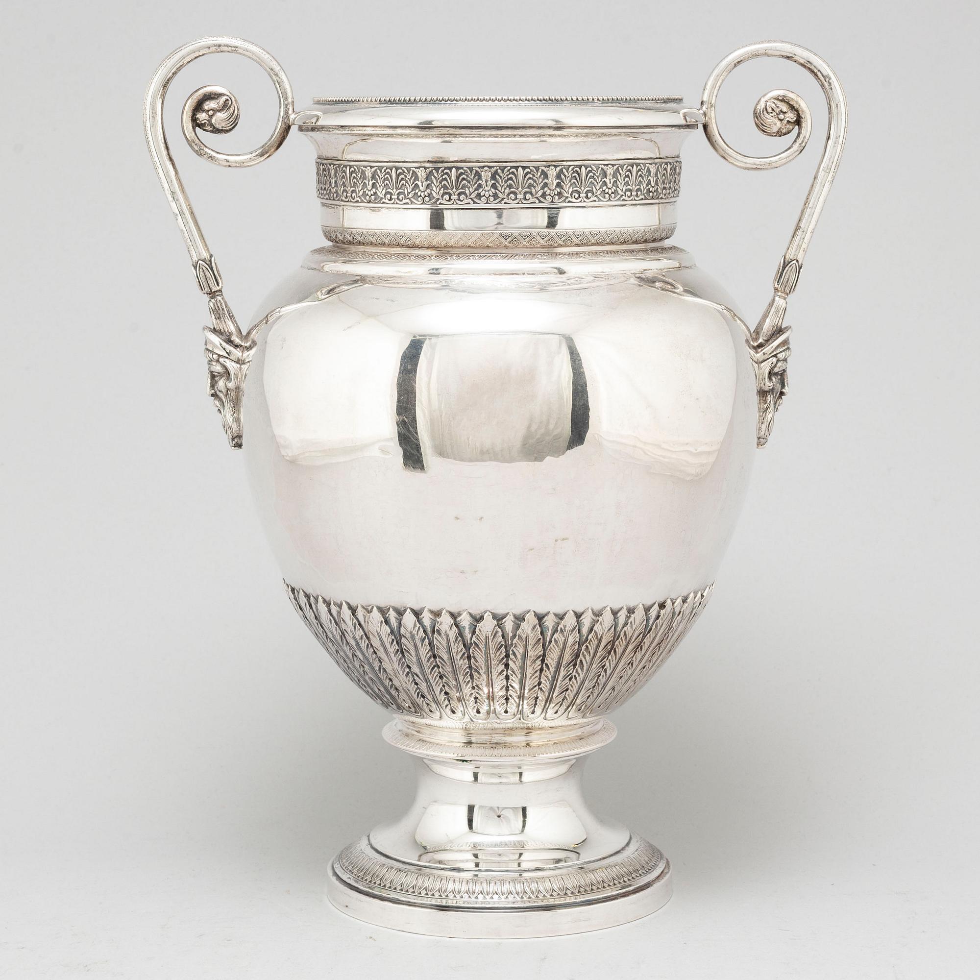 Prakturna, silver 800/1000. Utländska stämplar 1900-tal. Louis XVI-stil.