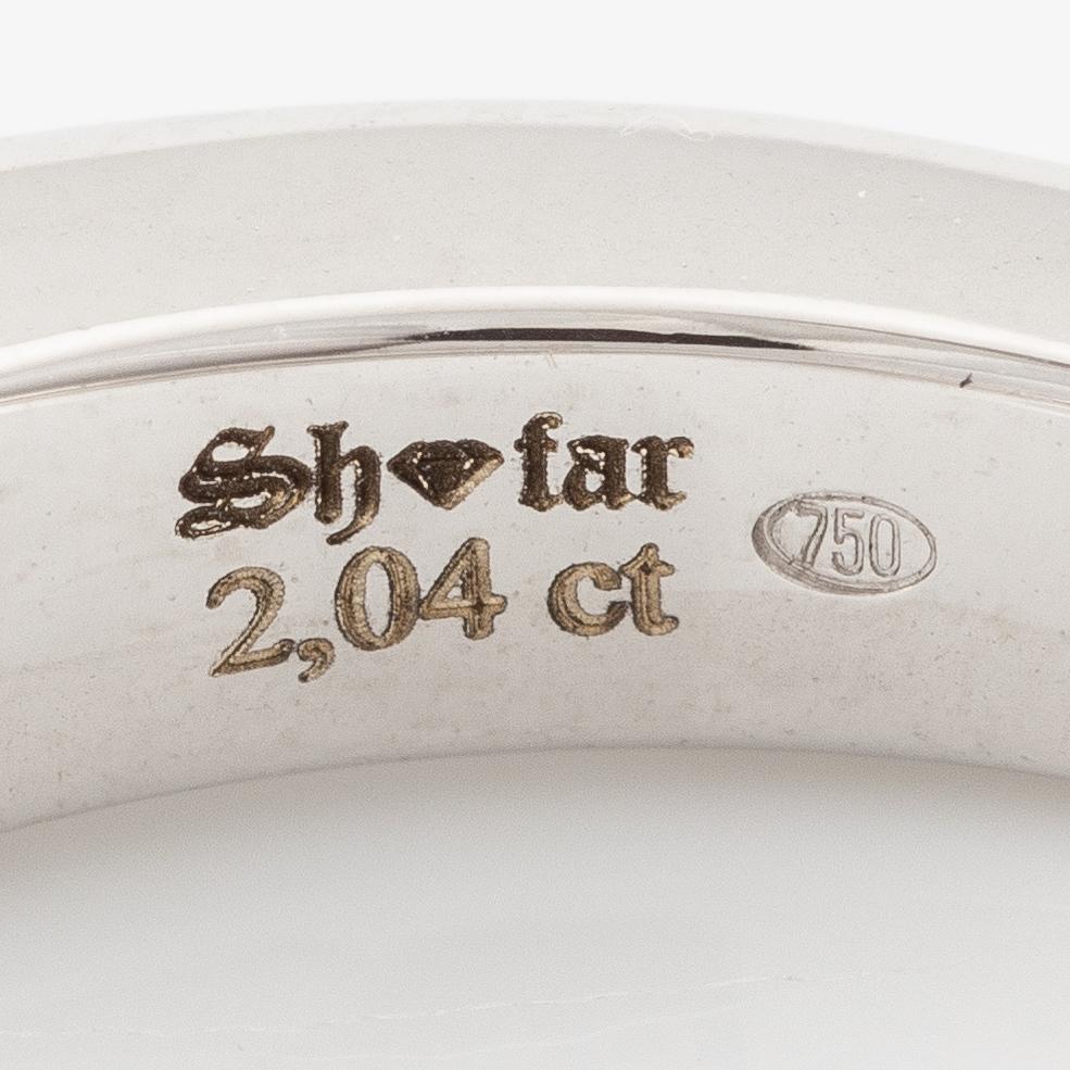 Half eternity ring in 18K white gold set with brilliant-cut diamonds.