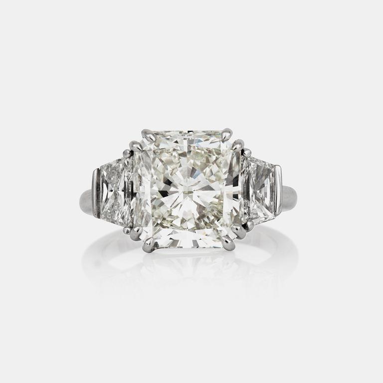 A 6.51 ct radiant-cut diamond ring. Quality H/VVS1 according to HRD certificate.