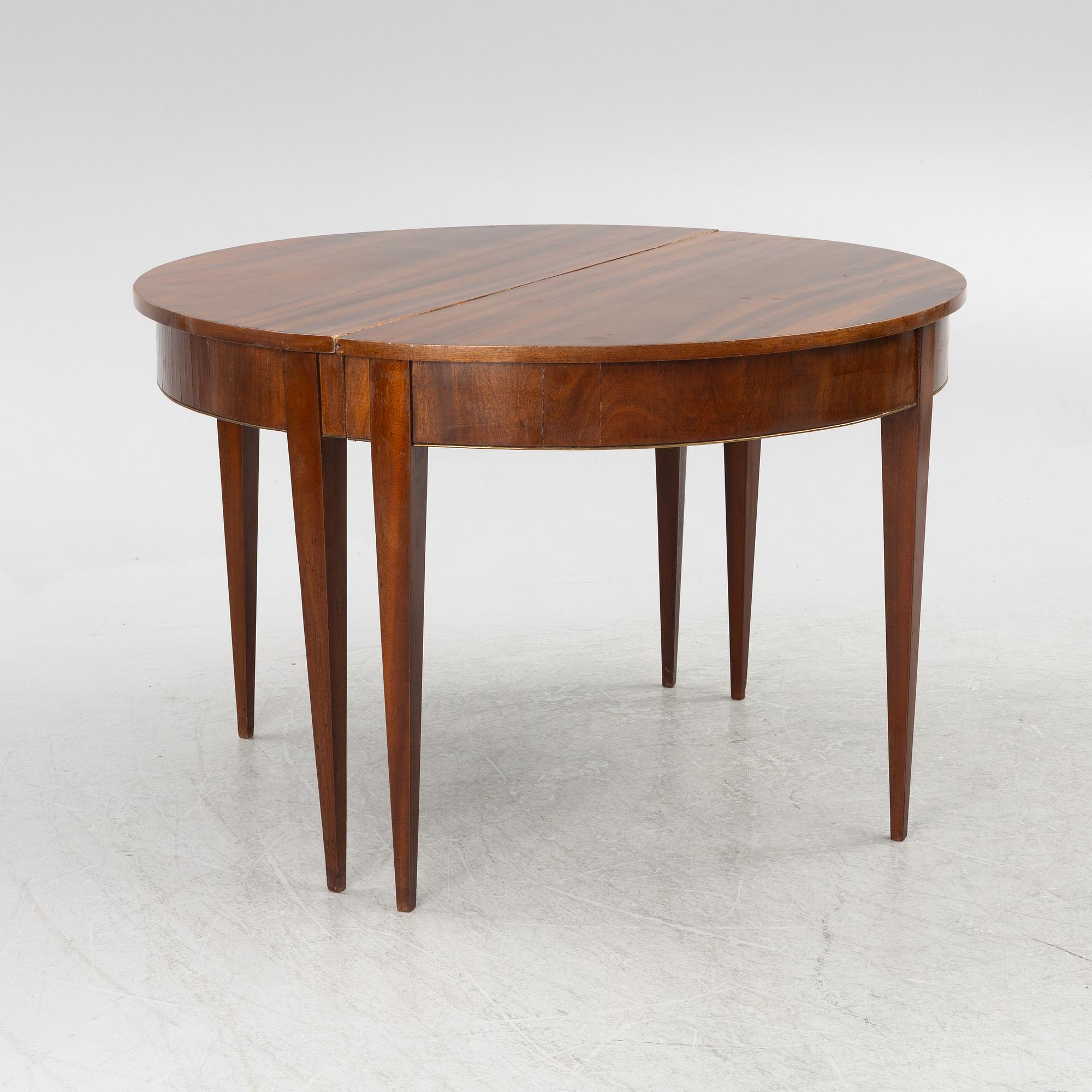 A late Gustavian dining table, 19th century.
