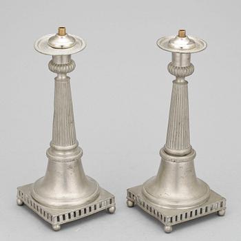 LJUSSTAKAR/BORDSLAMPOR, ett par, tenn, okänd mästare, 1800-tal.