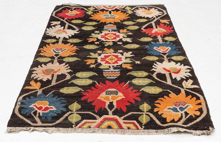 An antique Tibetan rug, Qing dynasty, circa 1900. Measure 173 x90 cm.