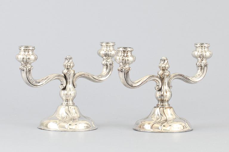 KANDELABRAR, ett par. Låghaltigt silver. 1900-tal.