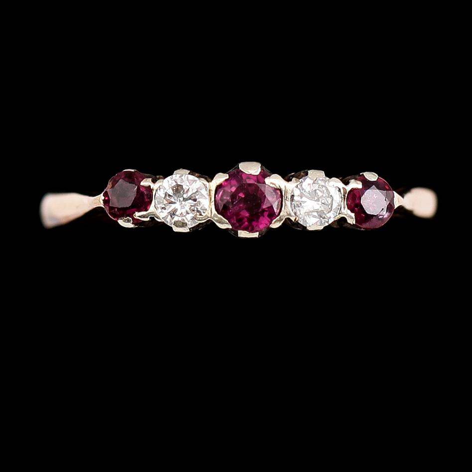 RING, 9 k guld med 3 rubiner samt 2 briljantslipade diamanter. Total vikt ca 2 gram.