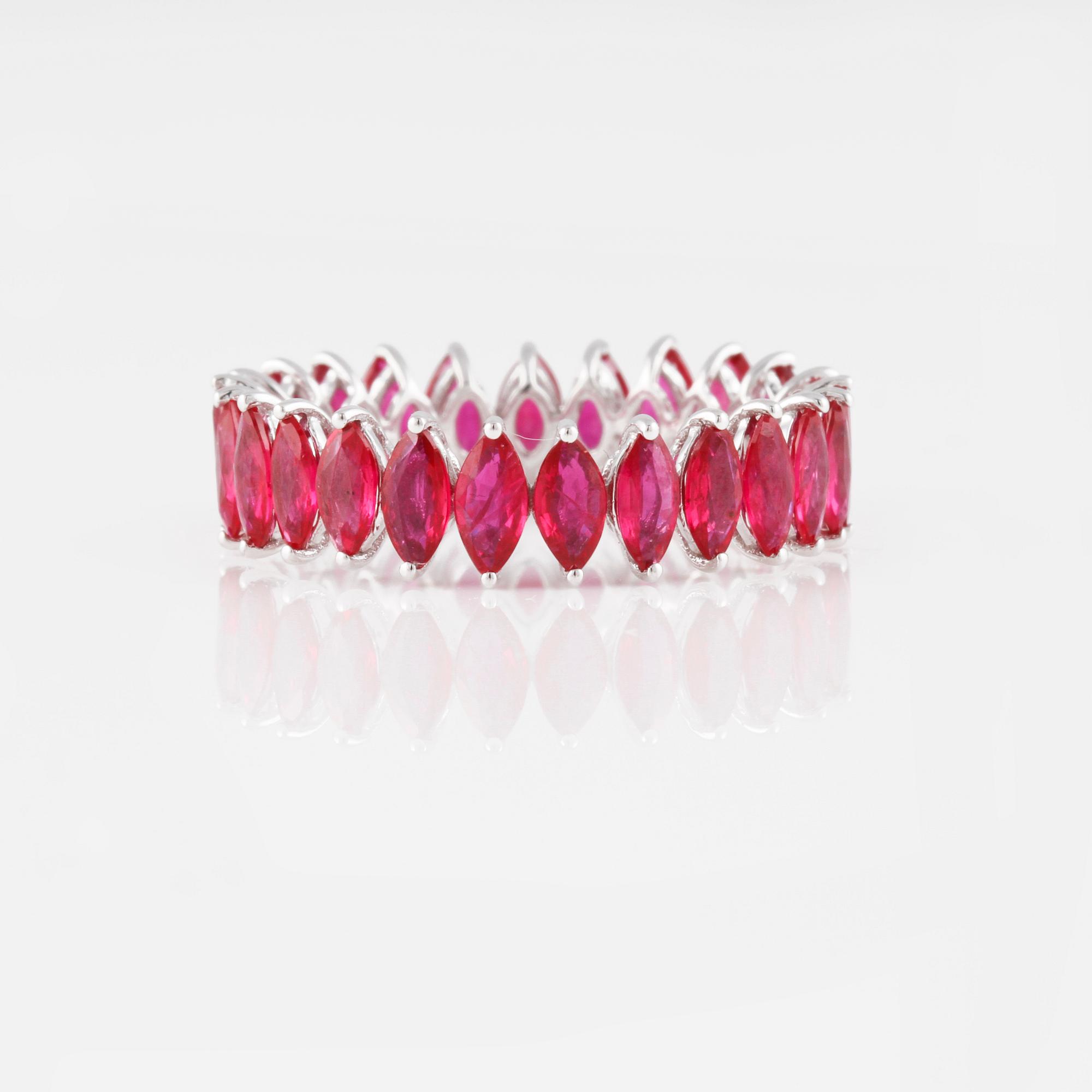 RING, 18K vitguld med navetteslipade rubiner ca 3.22 ct. Vikt 2,4 gram.