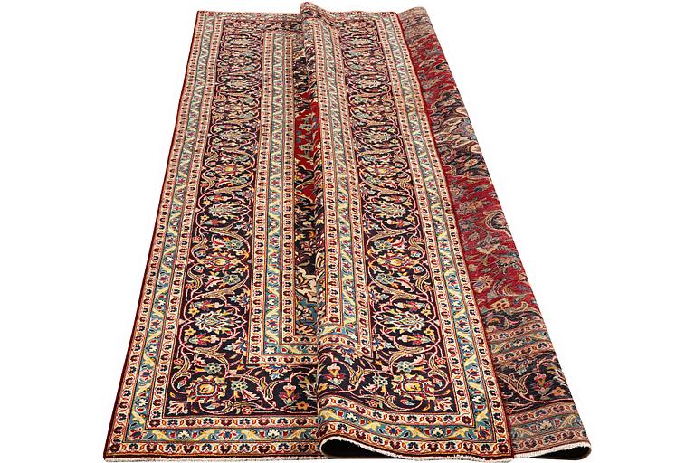 A carpet, Kashan, ca 365 x 245 cm.