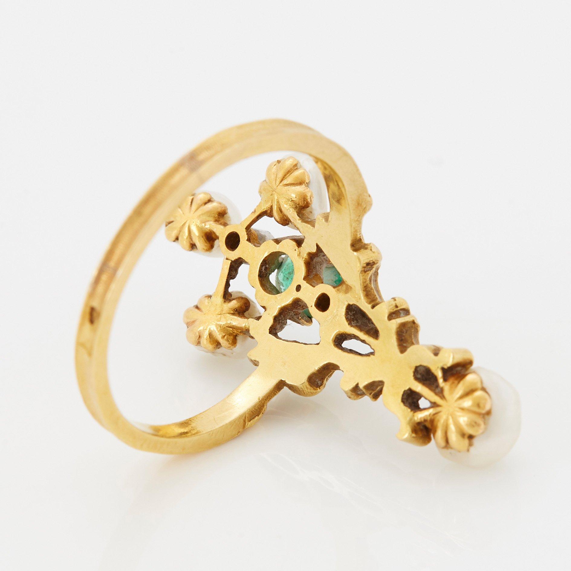 Ring 18K guld med en smaragd, pärlor samt gammalslipade diamanter.