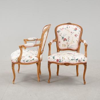 KARMSTOLAR, ett par. Louis XV-stil, 1800-tal.