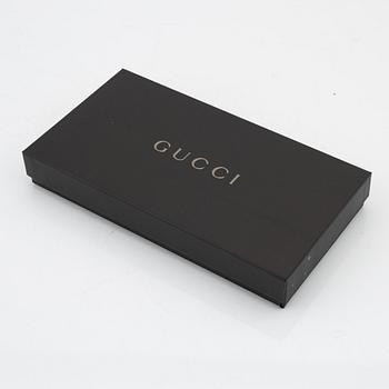 Gucci, a pair of dark brown leather gloves, size 6 1/2.