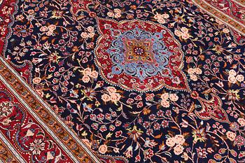 A Saruk carpet, 205 x 152 cm.