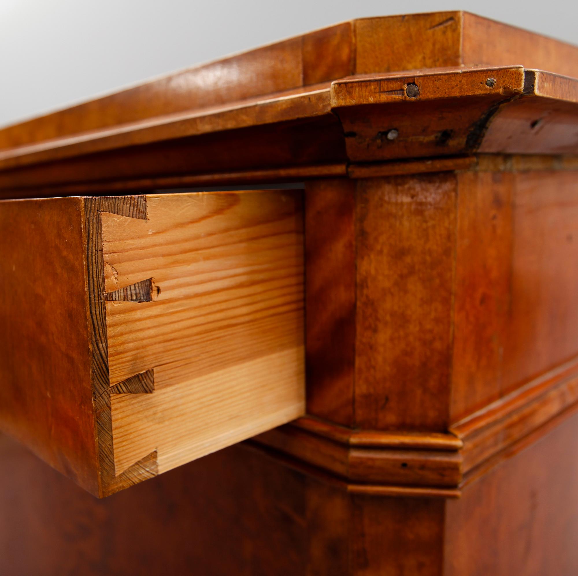 CHIFFONJÉ, 1800-talets mitt.