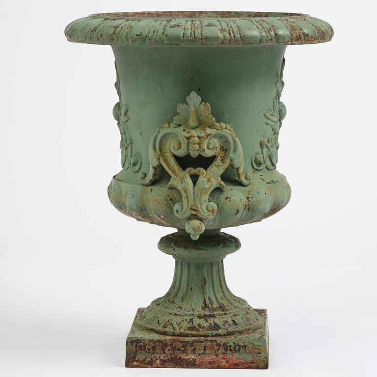A green-painted cast-iron urn from Norrahammars bruk, Sweden, late 19th century.