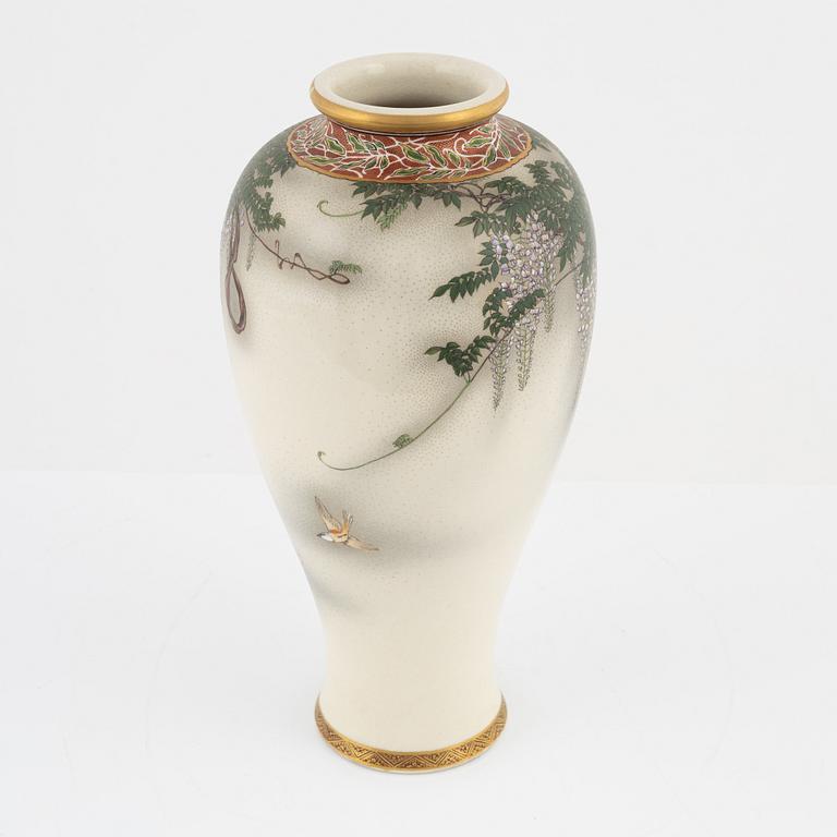 A Japanese satsuma vase, Meiji period (1868-1912).