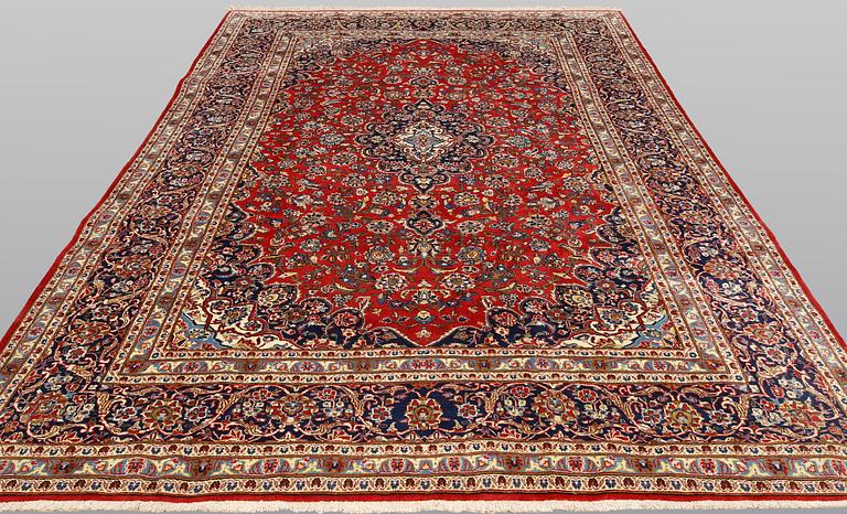 A Keshan carpet, approx. 307 x 200 cm.