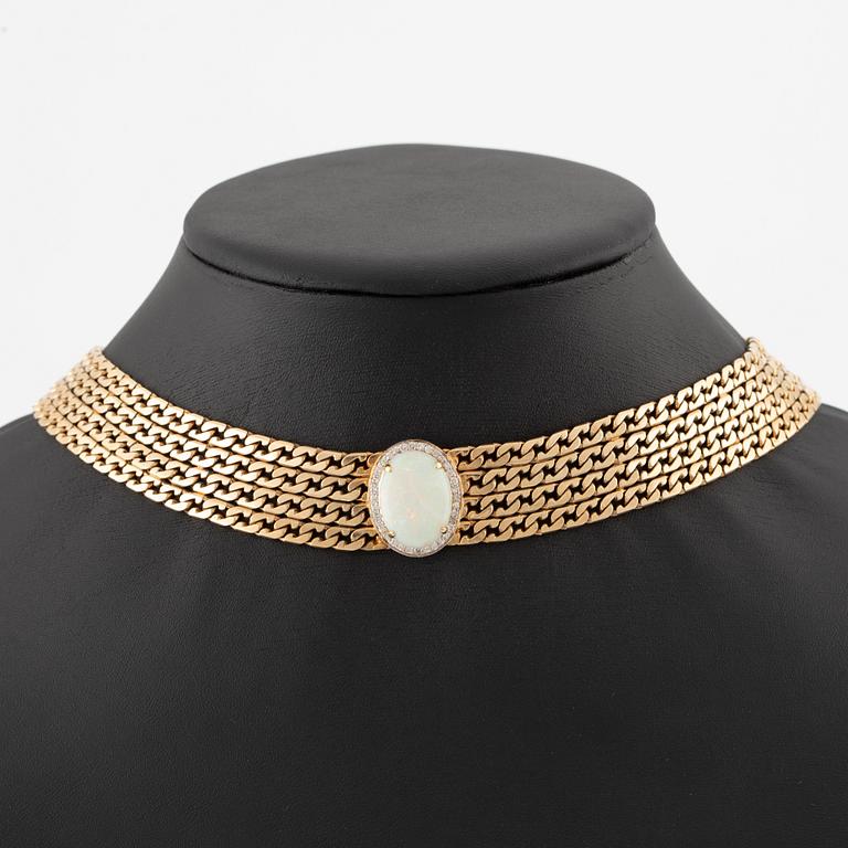 Necklace 14K gold with an opal and round brilliant-cut diamonds.