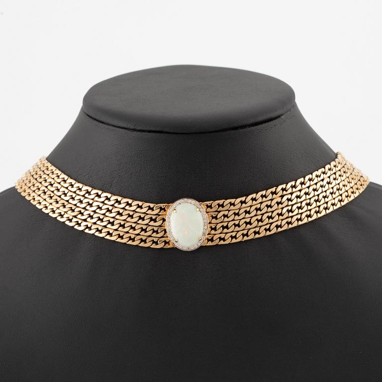 Collier 14K guld med en opal och runda briljantslipade diamanter.