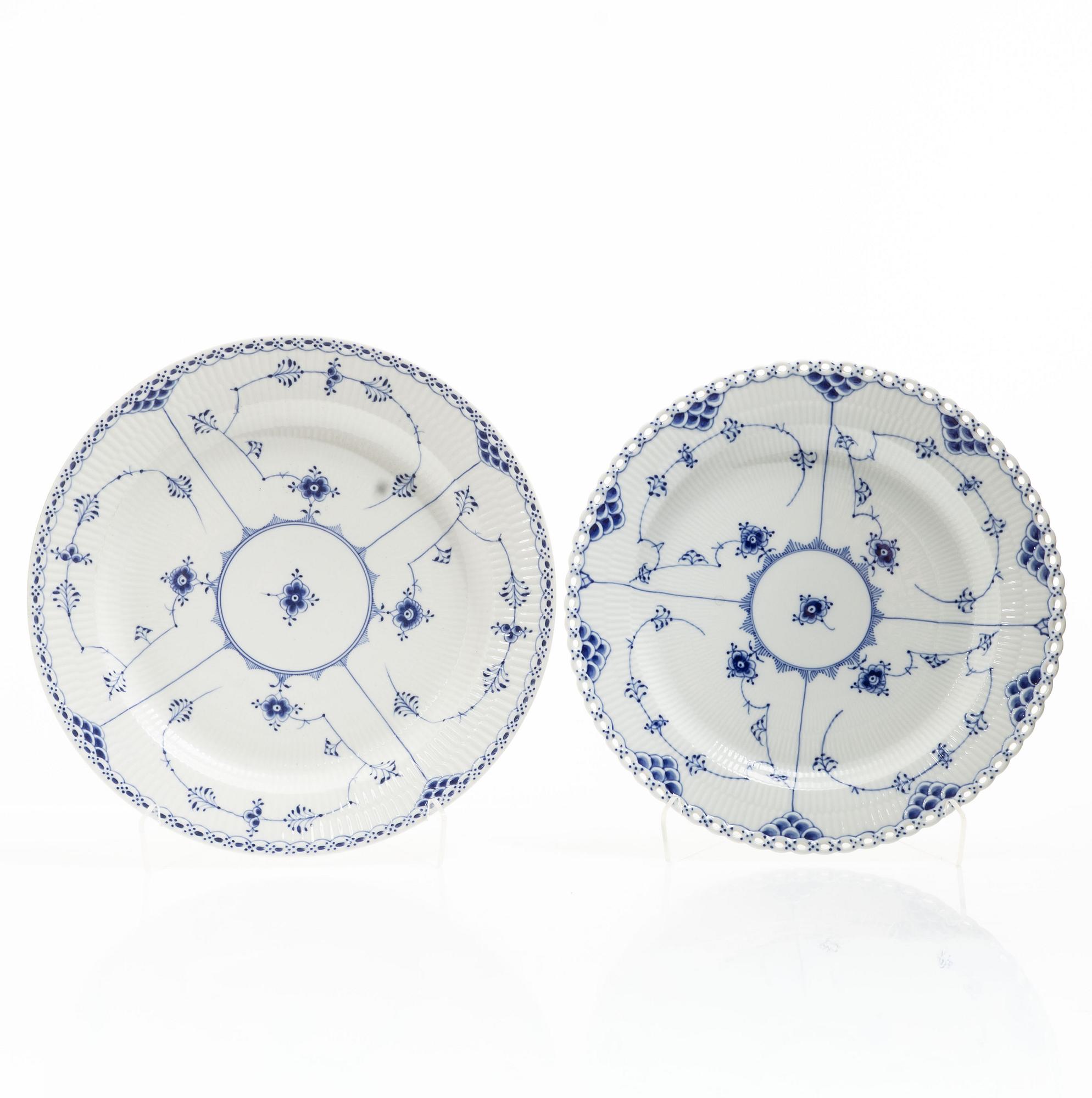 Royal Copenhagen, Two large "Blue fluted half and full lace" (Musselmalet halv- and helblond) porcelain serving dishes.