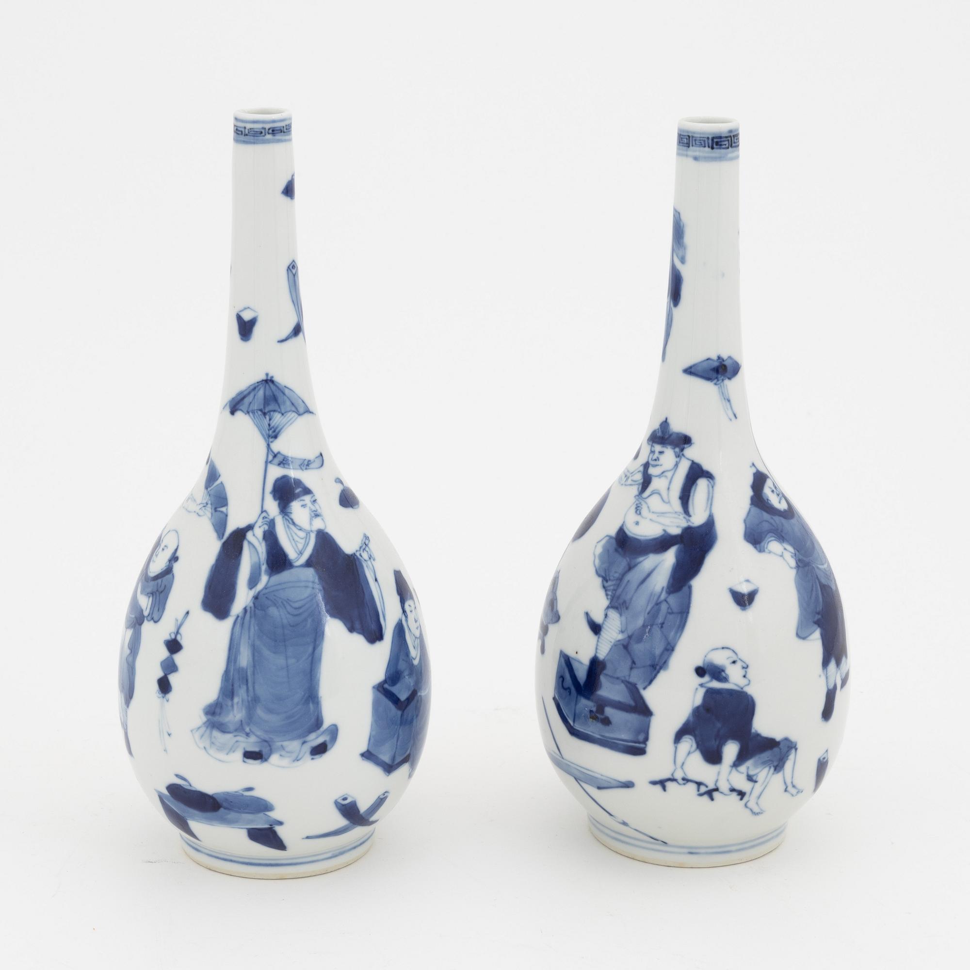 A pair of blue and white vases, Qing dynasty, 19th Century.