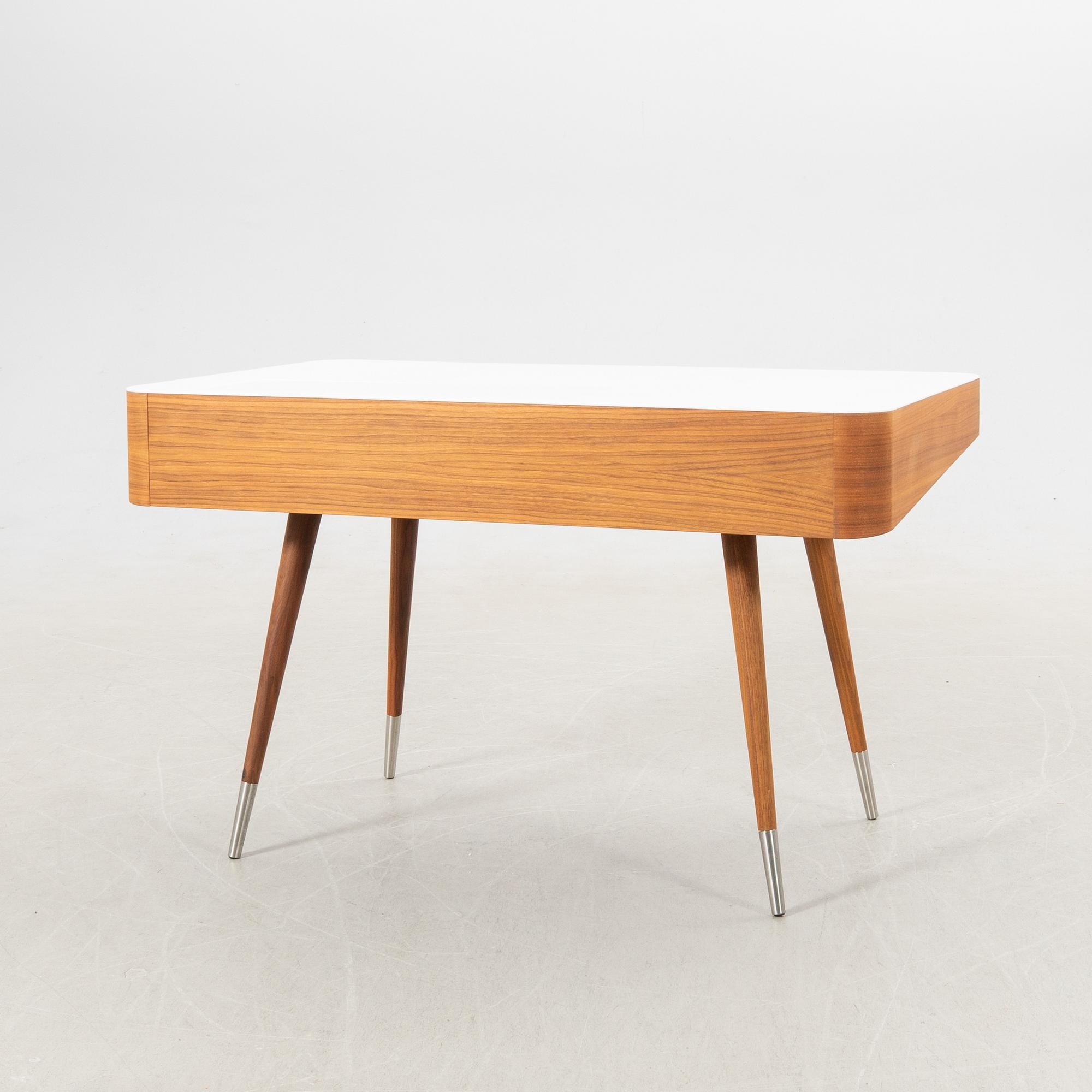 Søren Nissen & Ebbe Gehl, skrivbord AK 1330 för Naver Collection 2000-tal.