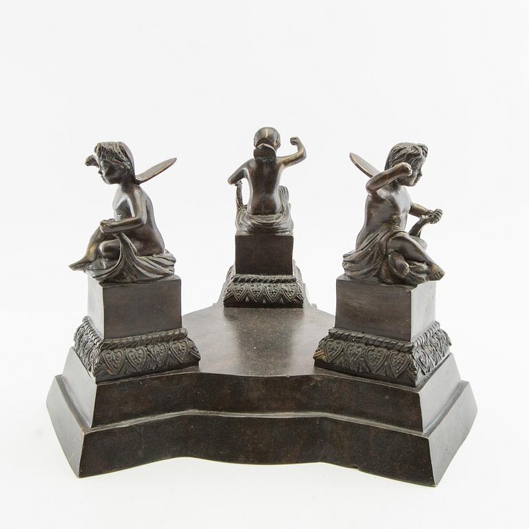 Goblet on foot Antique style 20th century patinated bronze.