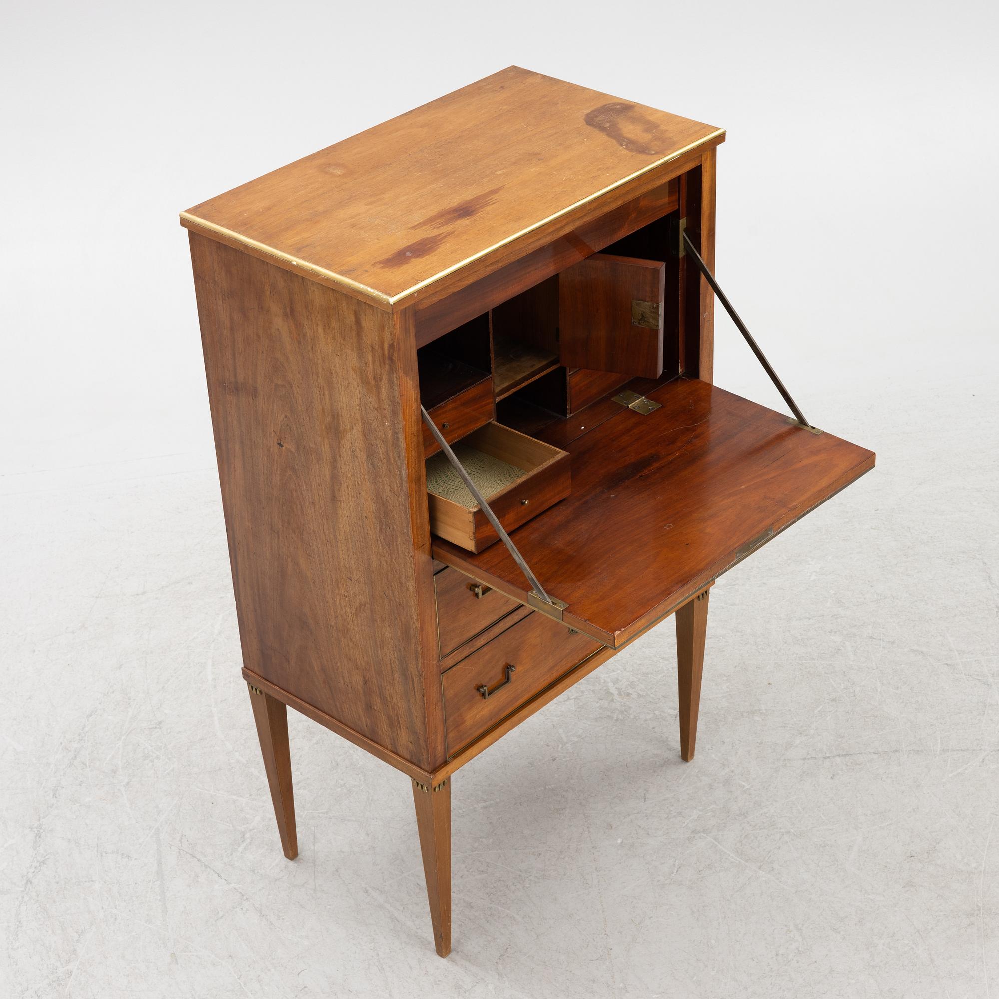 A late Gustavian secretaire, around 1800.