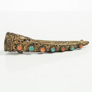 Figuriner, två stycken, samt nagelskydd och bönesnurra, sen Qingdynasti/tidigt 1900-tal.