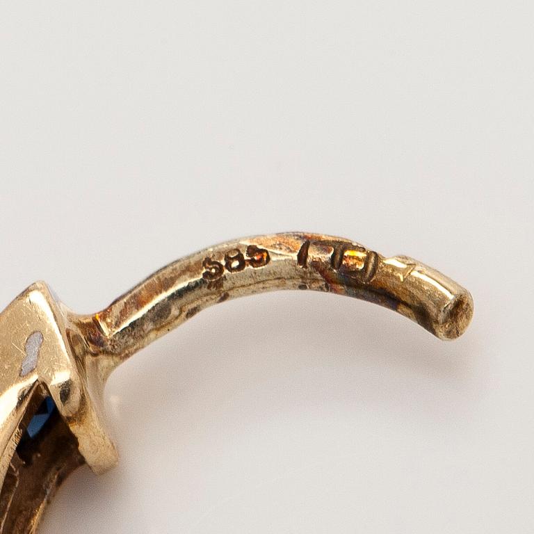 Korvakorut, 8/8-hiotut timantit, neliöhiotut safiirit, 14K kultaa.