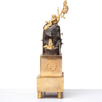 BORDSPENDYL, av Ephraim Hedström (Ephraim H mästare i Stockholm 1808-1818), Sengustaviansk.