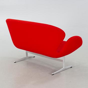 ARNE JACOBSEN, soffa, "Svanen", Fritz Hansen, 2001.