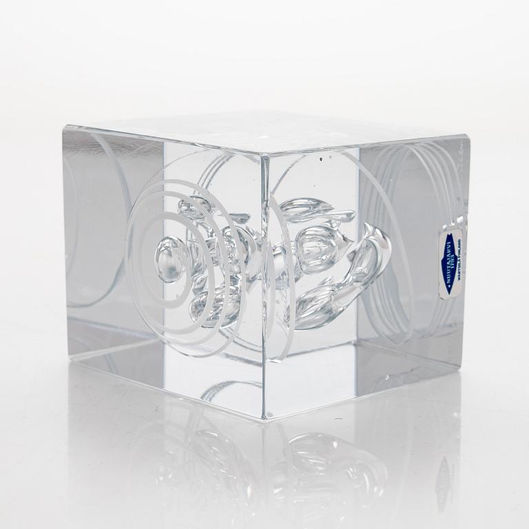 Oiva Toikka, an annual cube, signed Oiva Toikka Nuutajärvi 1987 and numbered 409/2000.