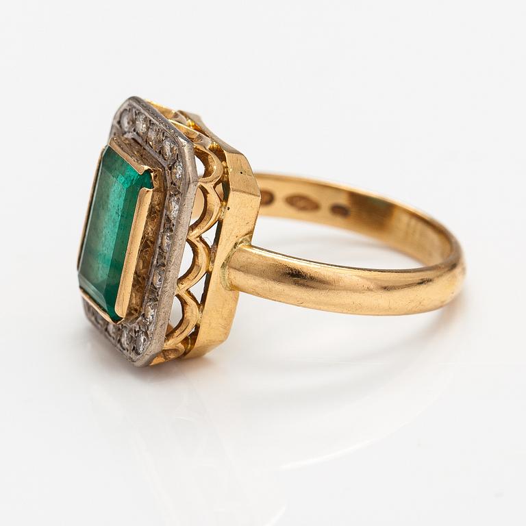 An 18K gold ring with an emerald and diamonds ca. 0.36 ct in tota. Tampereen Kulta- ja Jalokivipaja Oy, Tampere 1987.