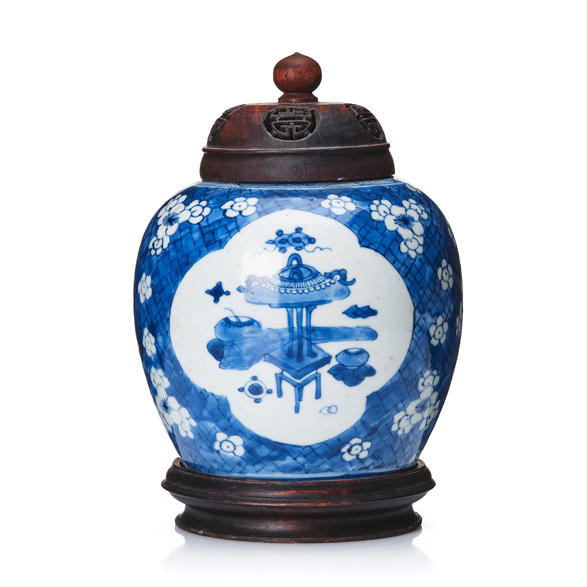 A blue and white jar, Qing dynasty, Kangxi (1662-1722).
