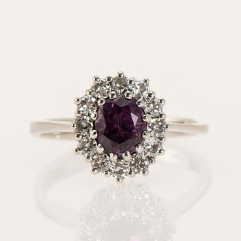 RING, 18K vitguld, violett safir, briljantslipade diamanter. Vikt ca 3,5 g.