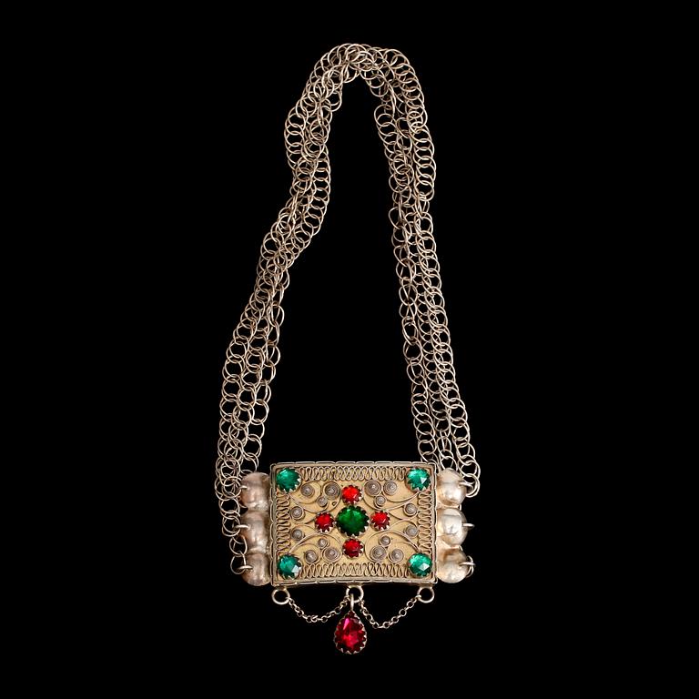 HALSLÅS, silver med filigranarbete samt färgade glasstenar. Erik Söderholm (verksam 1827-1880) Härnösand. Vikt 53 g.