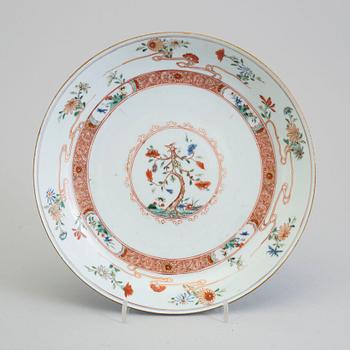 A famille verte dish, Qing dynasty, Kangxi (1662-1722).