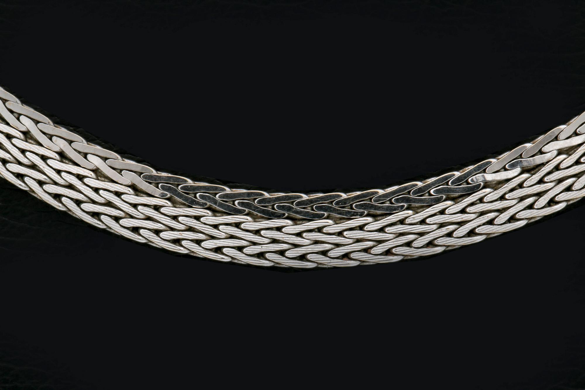 An 18K white gold chain, Unoaerre, Italy, 27g.
