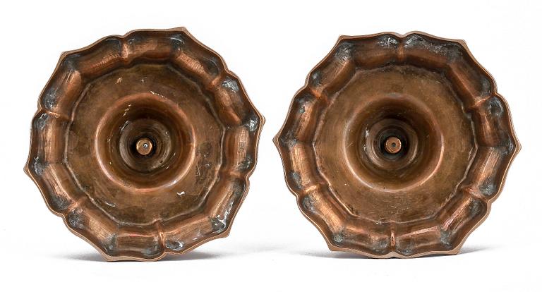 LJUSSTAKAR, ett par, mässing, senbarock, Frankrike, 1700-talets första hälft.