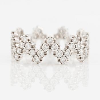 Ring, white gold, V-shaped with brilliant-cut diamonds.