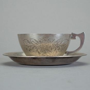 KAFFEKOPP MED FAT, silver. Ryssland, omkring 1900. Vikt ca  161 gram.