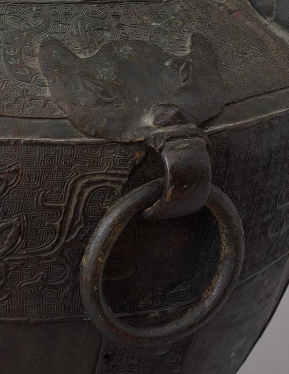 PRAKTVAS, brons. Arkaiserande, Troligen Qing dynastin (1644-1911).