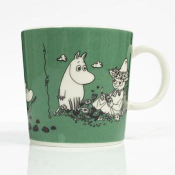 Muminmugg, "Mörk grön" med etikett, Arabia, Finland, 1991-96.