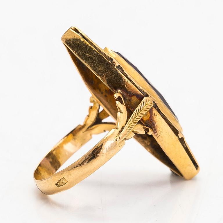 An 18K gold ring, with synthetic sapphire, Soviet Union.