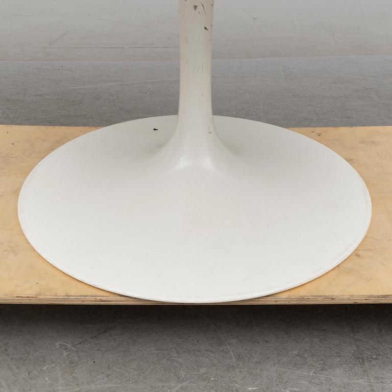 AN Eero Saarinen Tulip table, Knoll International, later part of the 20th century.