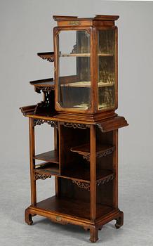 399. VITRINSKÅP. Kina, troligen sekelskifte 1900.