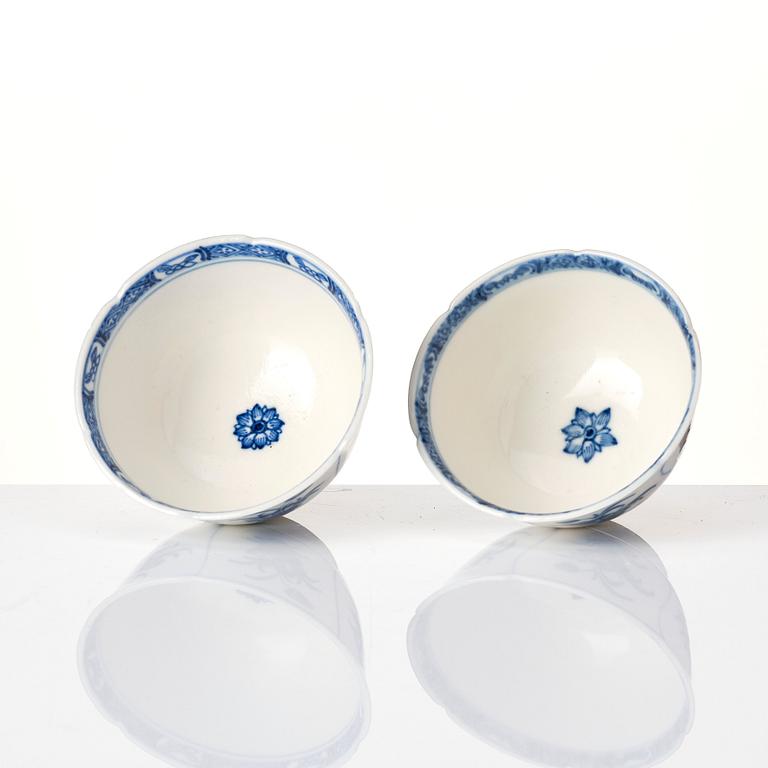A pair of blue and white 'soft paste' cups with saucers, Qing dynasty, Kangxi (1662-1722).