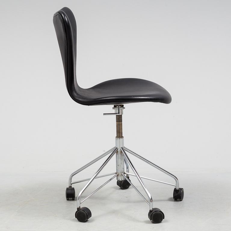 ARNE JACOBSEN, "Sjuan". Modell 3117.  Fritz Hansen, Danmark. 1900-talets andra hälft.