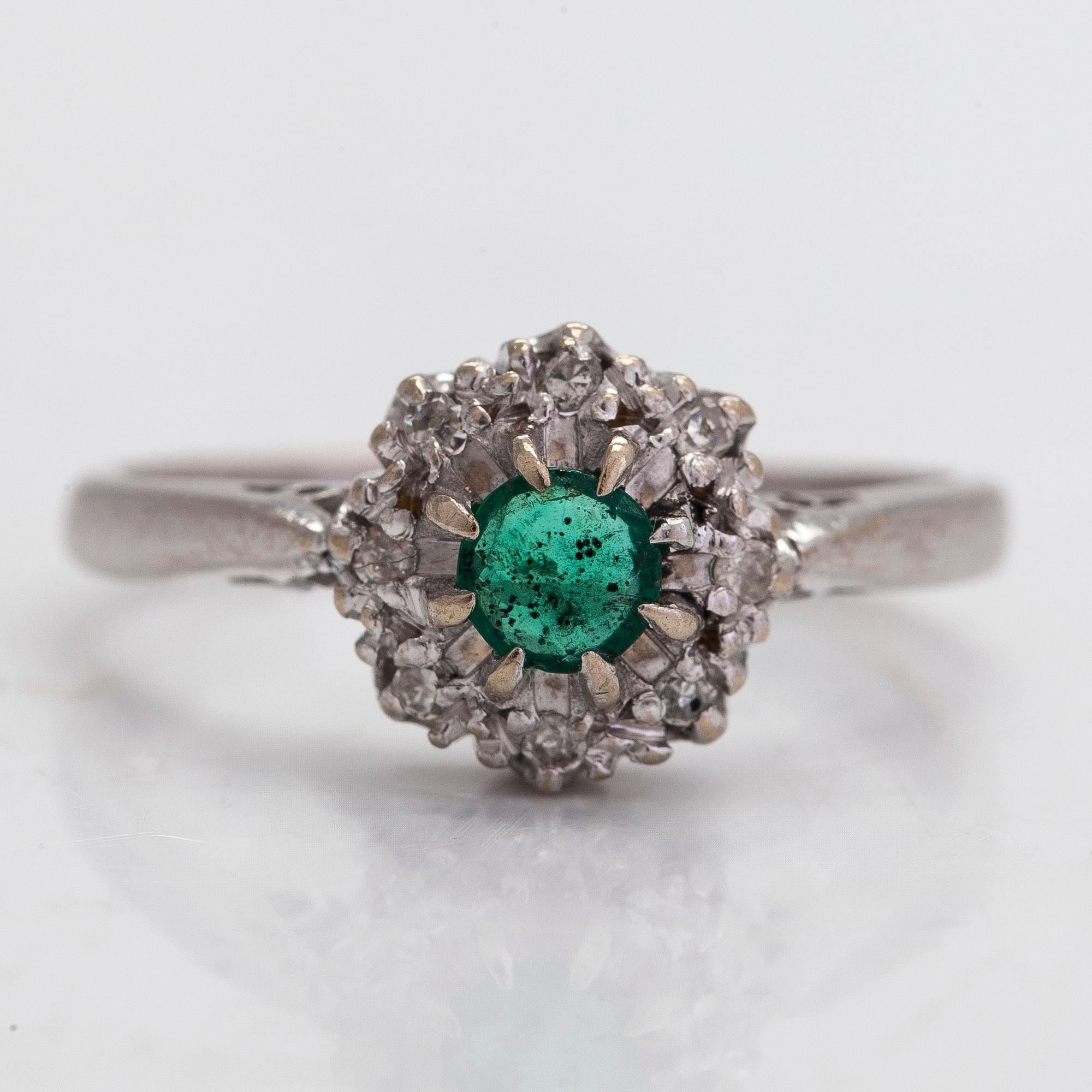 Sormus, 18K kultaa, smaragdi ja timantteja yhteensä noin. 0.04 ct.