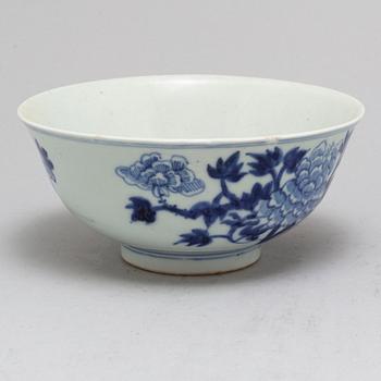 A blue and white export bowl and three cups, Qing dynasty, Qianlong (1736-95).